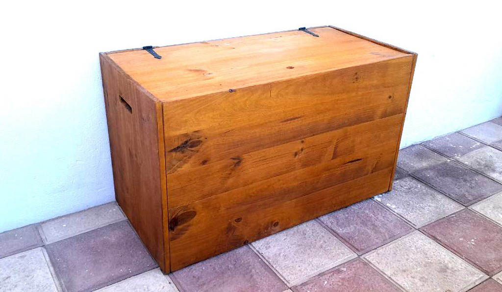 Baúl Toranku, robusto, de madera maciza con líneas rectas, de Nauzet