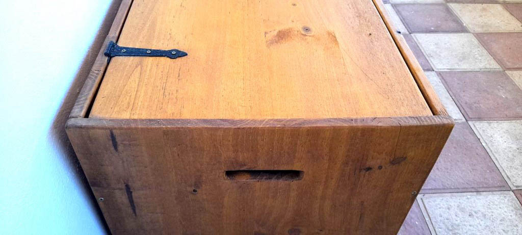 Baúl Toranku, robusto, de madera maciza con líneas rectas, de Nauzet