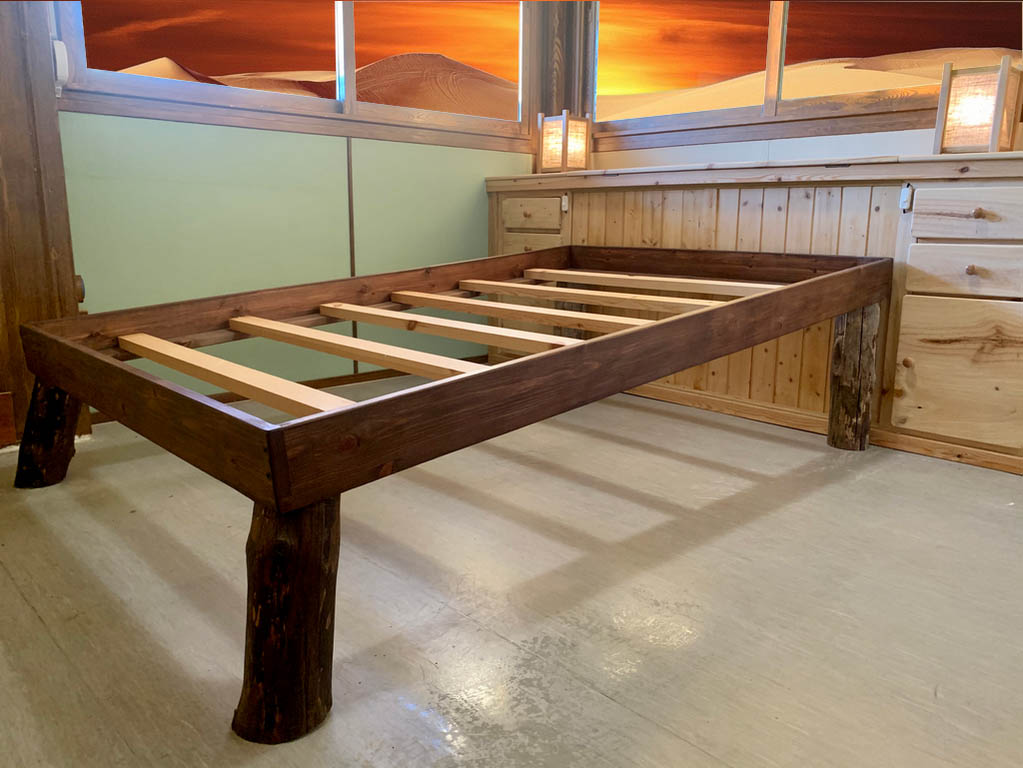 Cama Egipcia que utiliza el patrón de inclinación egipcio de 5 grados (la cabeza más alta que los pies), de Nauzet