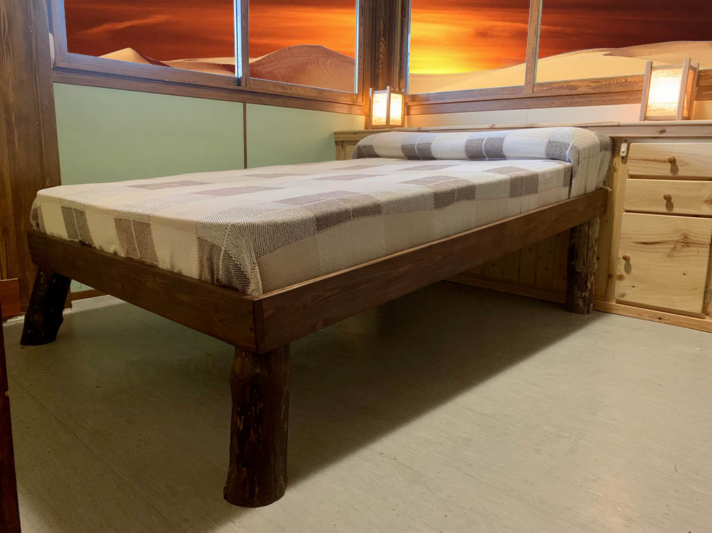 Cama Egipcia que utiliza el patrón de inclinación egipcio de 5 grados (la cabeza más alta que los pies), de Nauzet