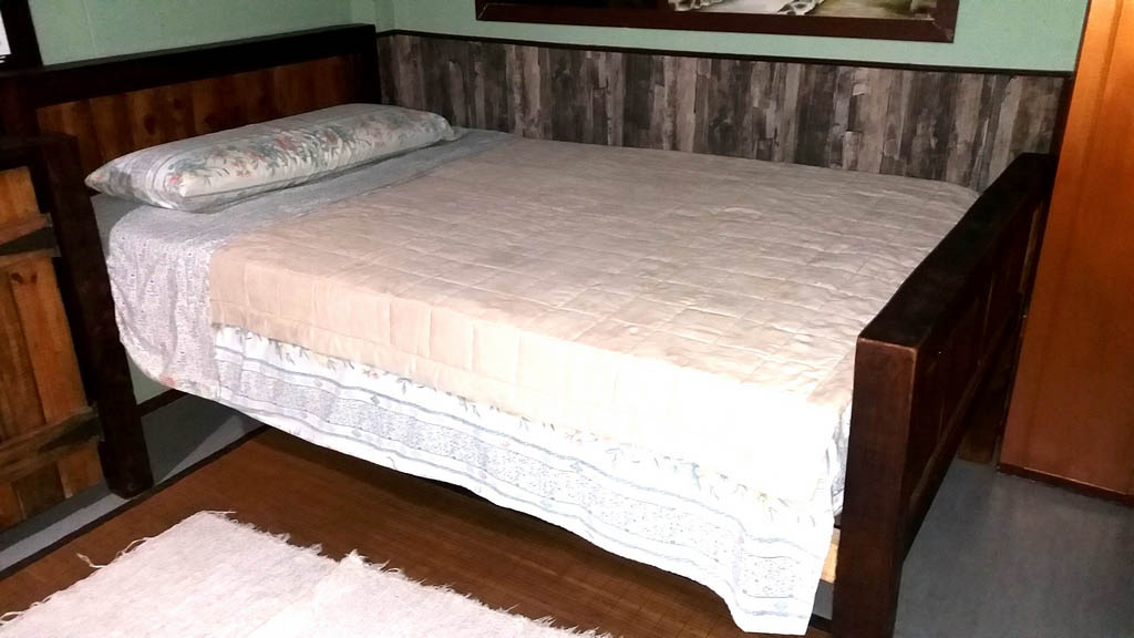 Cama Rústica sobria, maciza, de líneas rectas y sencillas, muy robusta y resistente, de Nauzet