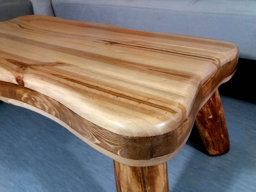 Mesa Boscosa, tribal de madera natural con líneas suaves y únicas en cada pieza de Nauzet