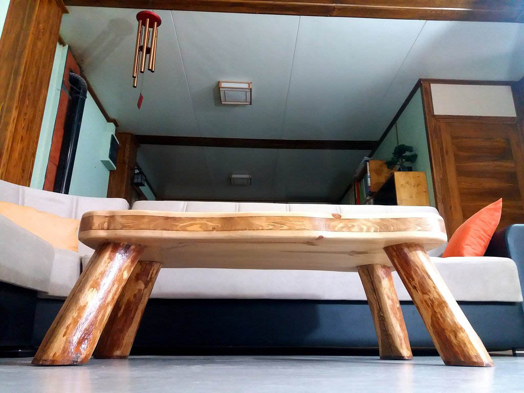 Mesa Boscosa, tribal de madera natural con líneas suaves y únicas en cada pieza de Nauzet
