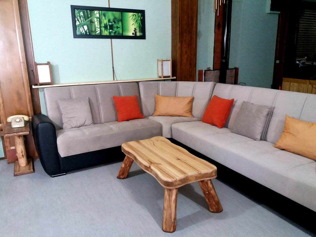 Mesa Boscosa, tribal de madera natural con líneas suaves y únicas en cada pieza de Nauzet