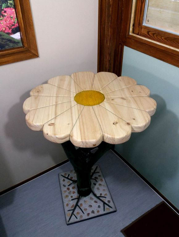 Mesa alta Margarita tallada a mano de Nauzet