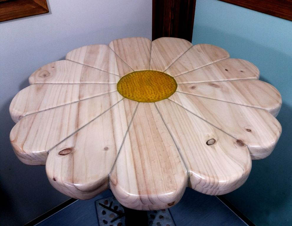Mesa alta Margarita tallada a mano de Nauzet