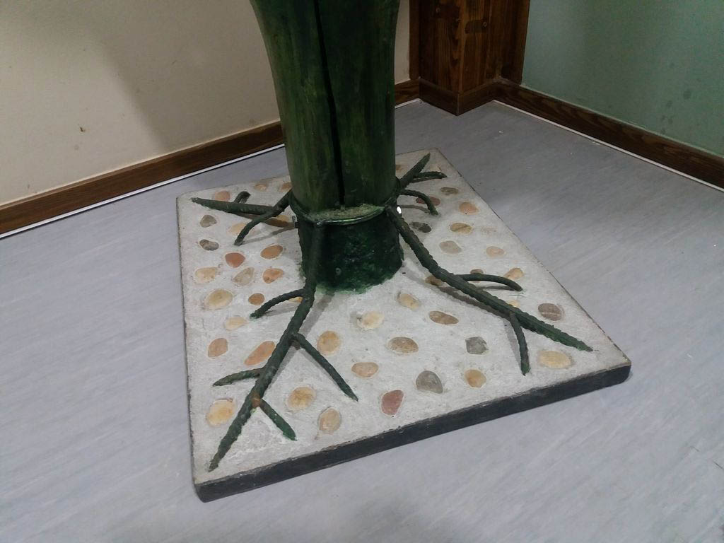 Mesa alta Margarita tallada a mano de Nauzet