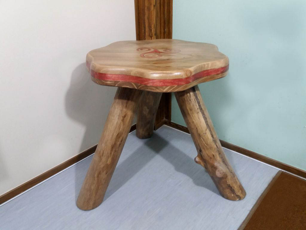 Mesita Triskel celta auxiliar con forma sinuosa y tres patas de tronco de Nauzet