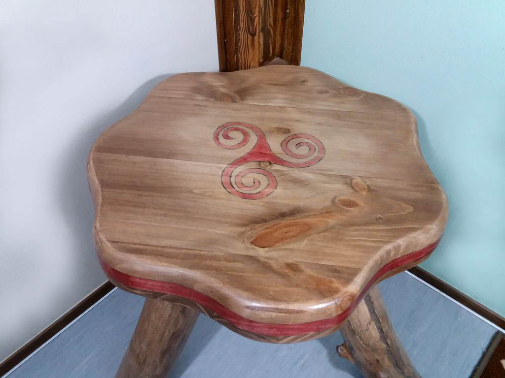 Mesita Triskel celta auxiliar con forma sinuosa y tres patas de tronco de Nauzet