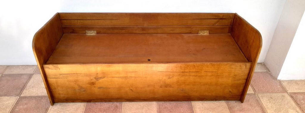 Sofá baúl Ereganto, robusto, de madera maciza con líneas rectas, de Nauzet