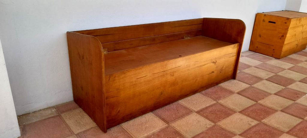 Sofá baúl Ereganto, robusto, de madera maciza con líneas rectas, de Nauzet