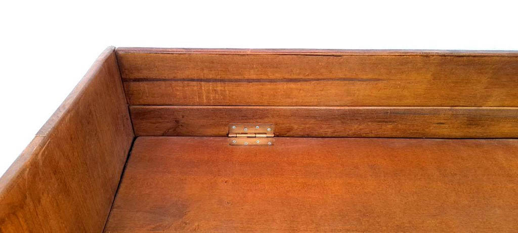Detalle del sofá baúl Ereganto, robusto, de madera maciza con líneas rectas, de Nauzet